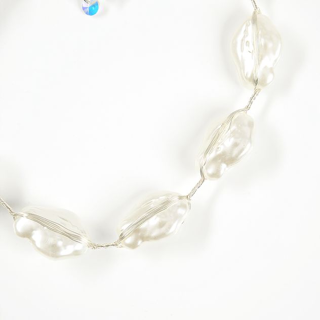Colier elegant cu pietre albe neregulate