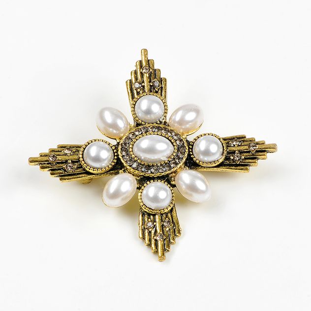 Brosa martisor aurie cu perle albe