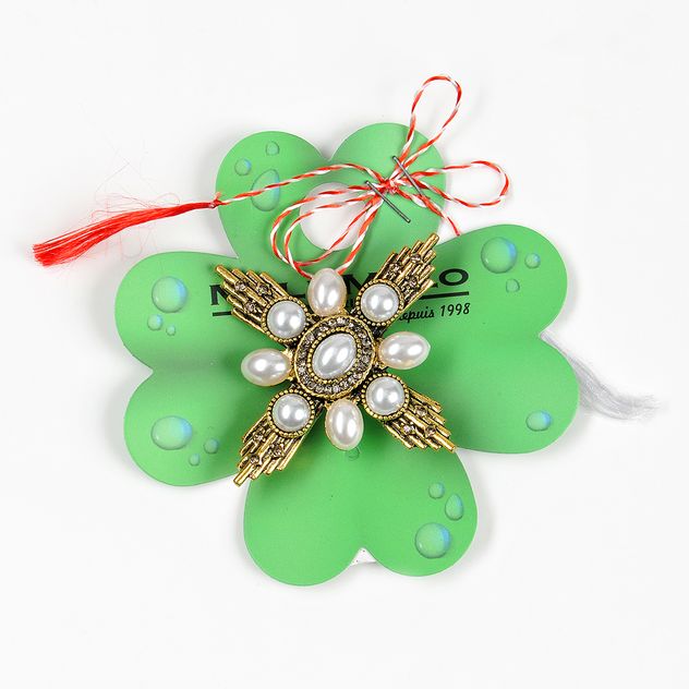 Brosa martisor aurie cu perle albe