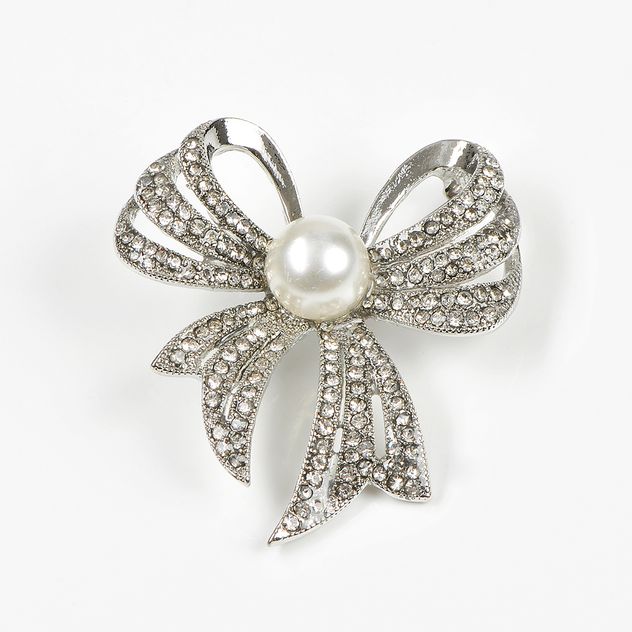 Brosa martisor funda cu pietre si perla alba