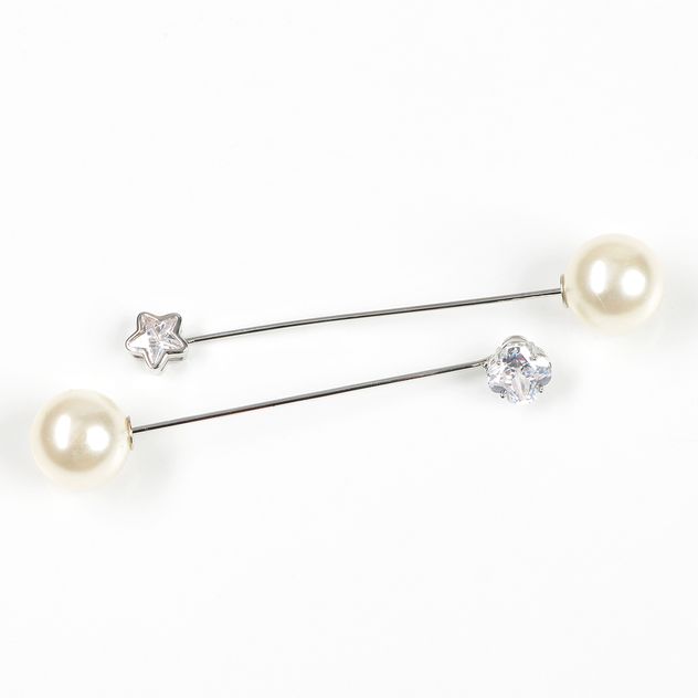 Brosa martisor cu perle albe