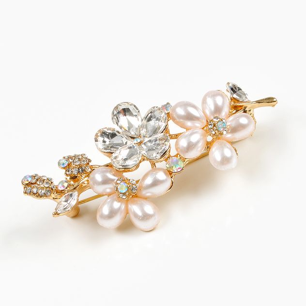 Brosa martisor flori cu perle albe