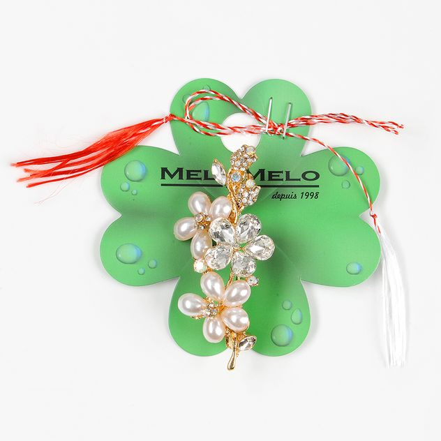 Brosa martisor flori cu perle albe