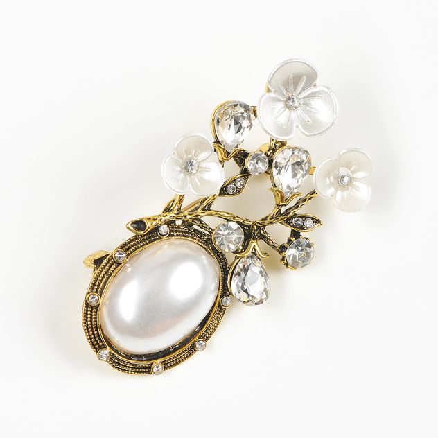 Brosa martisor eleganta cu flori albe