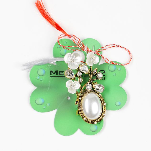 Brosa martisor eleganta cu flori albe