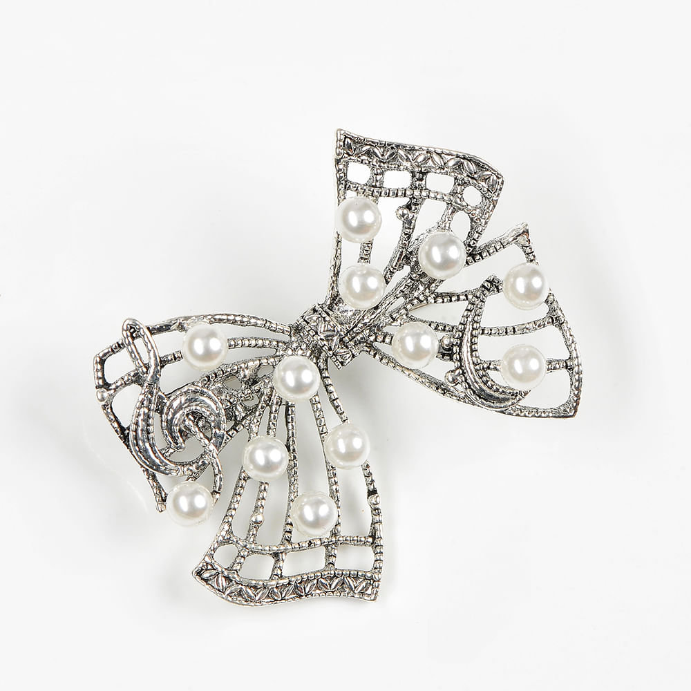 Brosa martisor eleganta decorata cu perle albe - 2 | YEO
