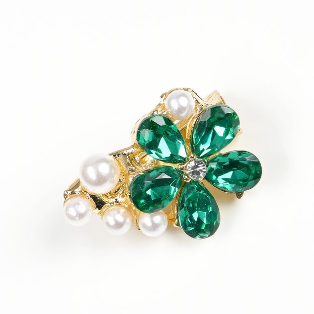 Brosa martisor floare verde cu perle