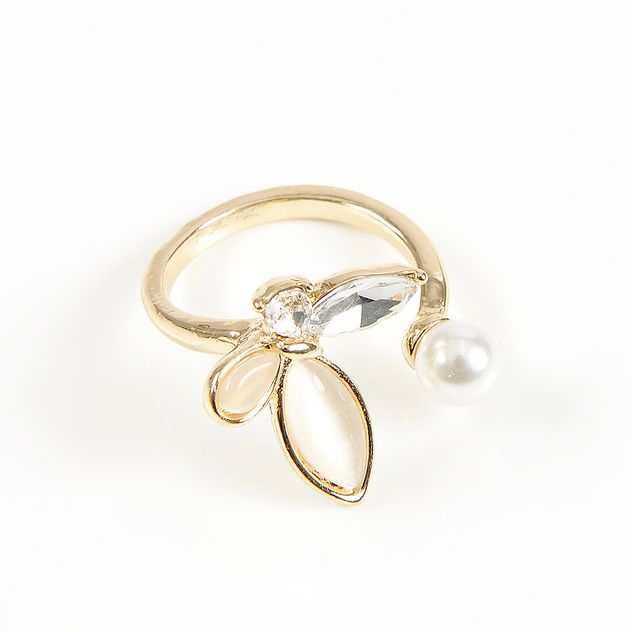 Inel auriu cu fluture si perla