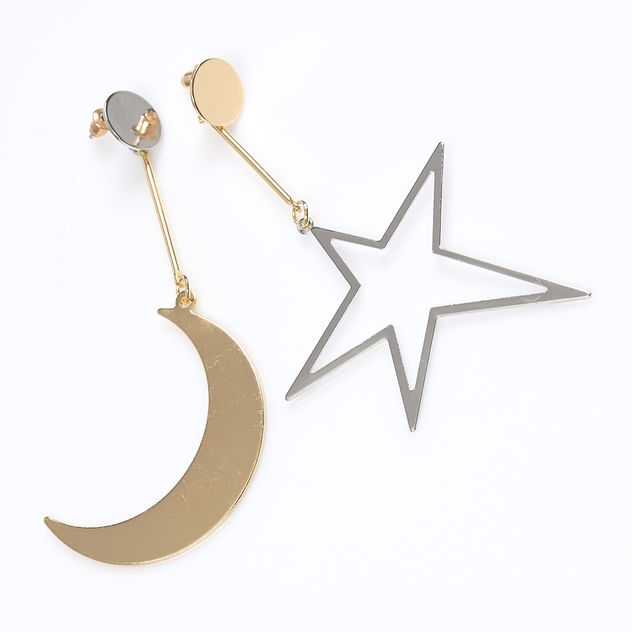 Cercei asimetrici luna si stea in tonuri aurii si argintii
