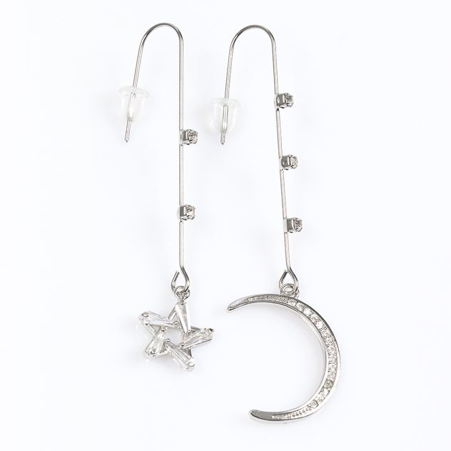 Cercei argintii lungi asimetrici cu stea si luna, design elegant