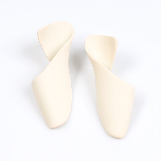 Cercei ivory cu design sculptural mat