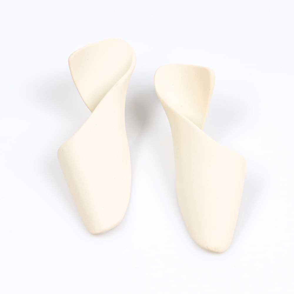 Cercei ivory cu design sculptural mat