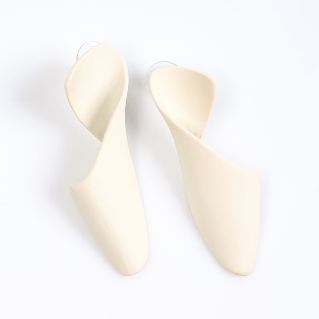 Cercei ivory cu design sculptural mat