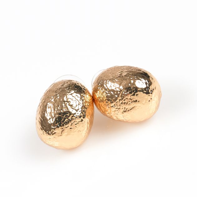 Cercei aurii cu aspect metalic si design oval