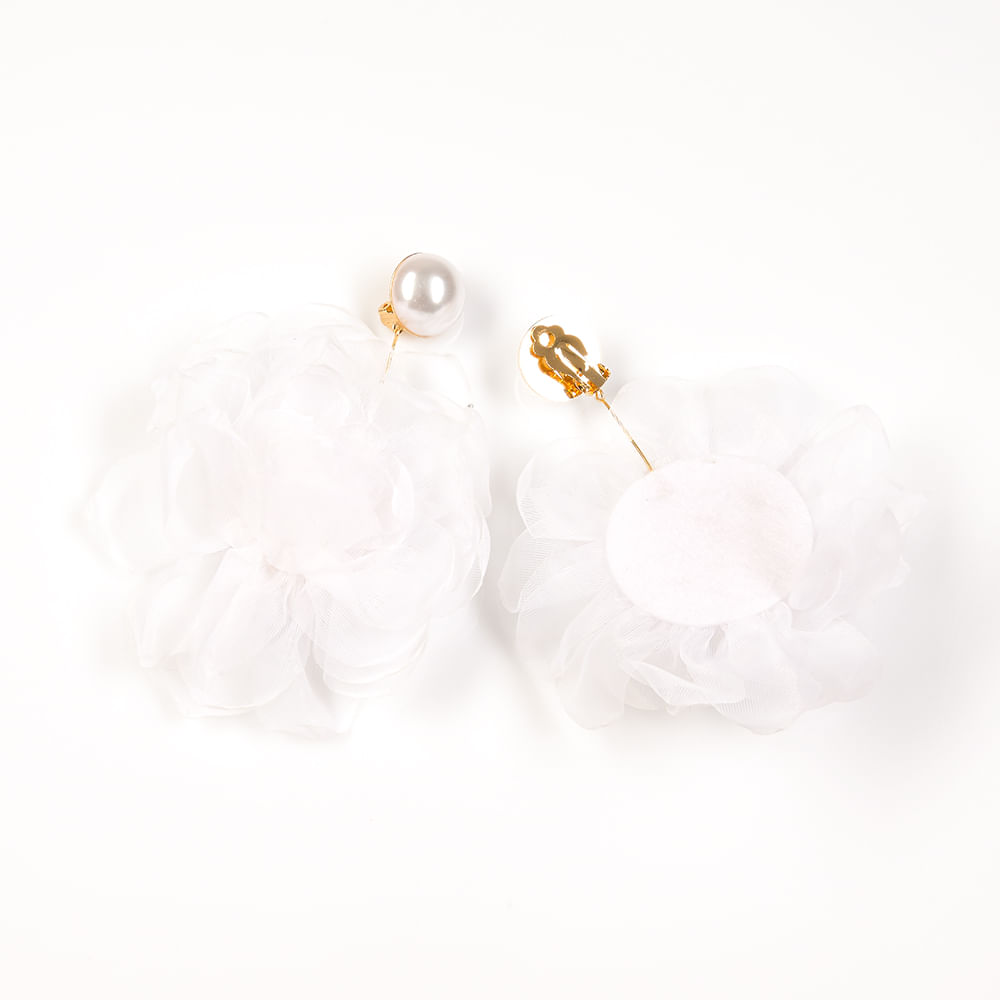 Cercei clips cu perla si floare mare alba - 1 | YEO