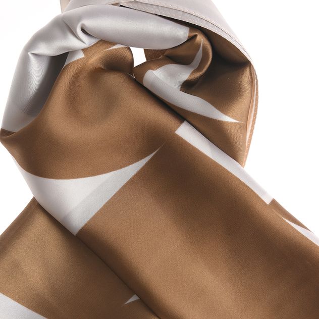 Esarfa satinata in tonuri cappuccino cu imprimeu geometric