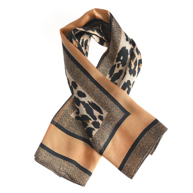 Esarfa cu imprimeu animal print si margini decorative