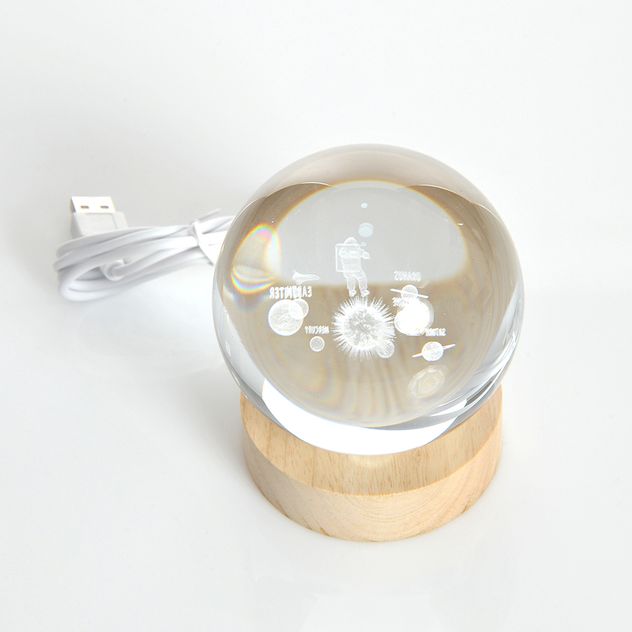 Glob decorativ LED cu sistem solar si astronaut, suport din lemn, 12 cm