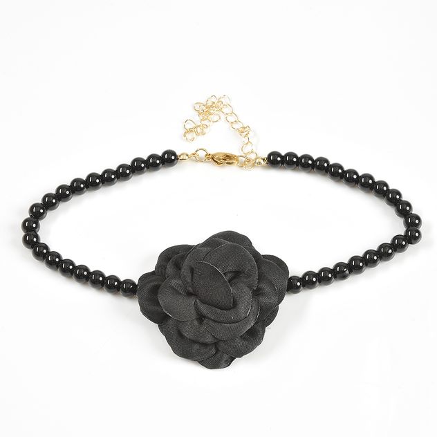 Colier cu margele negre si floare textila