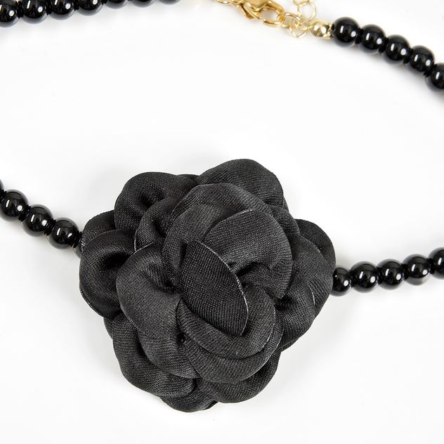Colier cu margele negre si floare textila