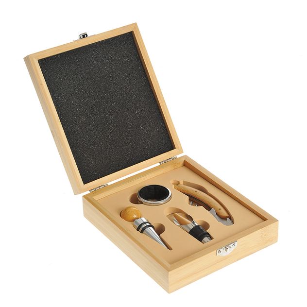 Kit pentru vin cu 4 piese in cutie din lemn