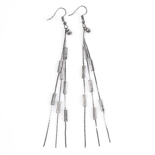Cercei lungi argintii cu lanturi fine si detalii cilindrice