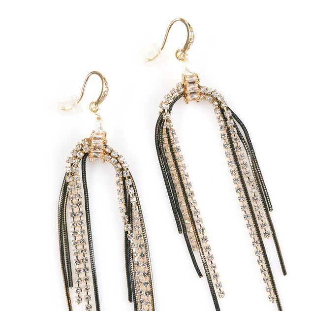 Cercei lungi cu strasuri, lanturi negre si detalii aurii