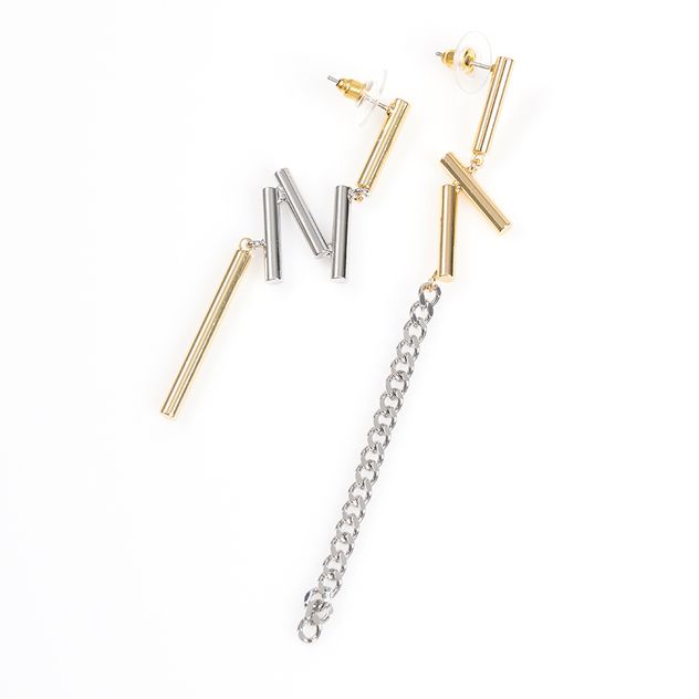 Cercei asimetrici statement, mix auriu si argintiu cu lant
