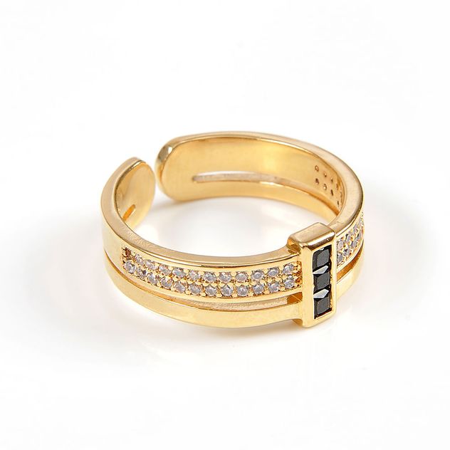 Inel placat cu aur design elegant cu detalii negre