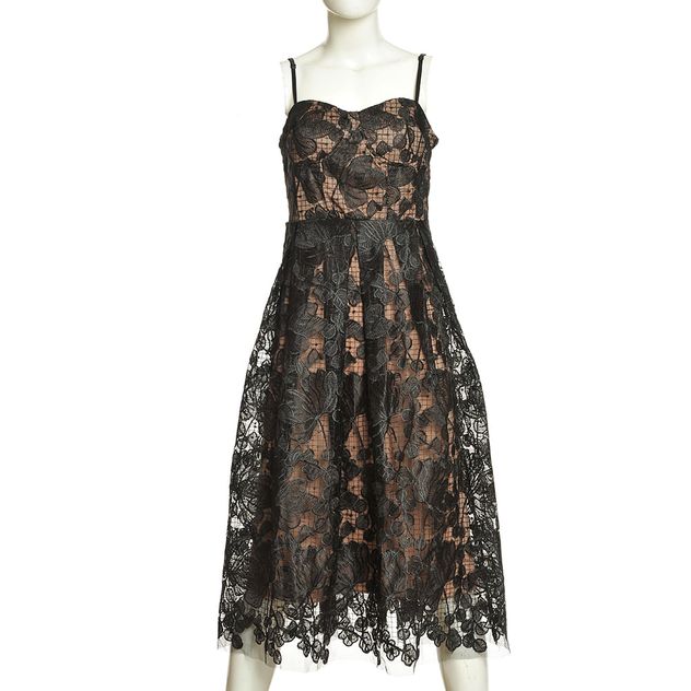 Rochie midi cu dantela neagra si captuseala nude