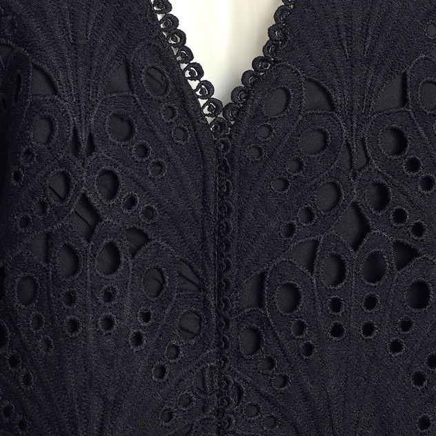 Bluza neagra din broderie cu maneci bufante