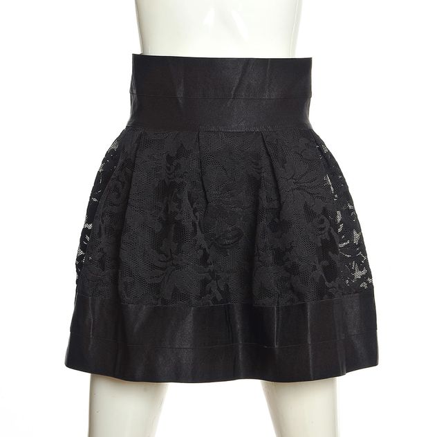 Fusta neagra cu croi in clos si detalii din broderie