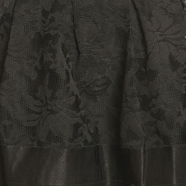 Fusta neagra cu croi in clos si detalii din broderie