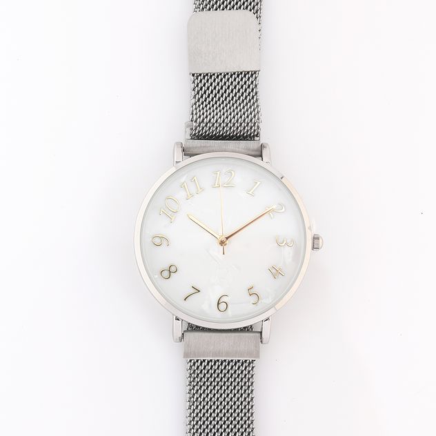 Ceas elegant cu bratara metalica argintie si cadran alb perlat