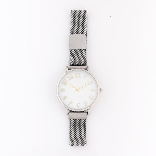Ceas elegant cu bratara metalica argintie si cadran alb perlat