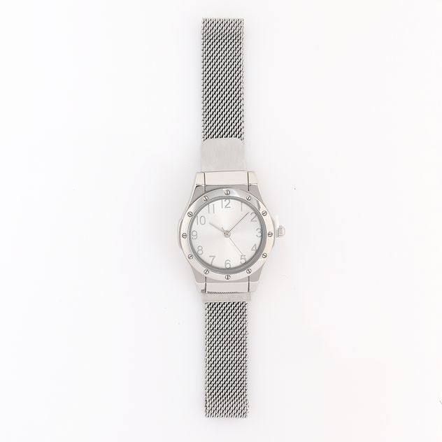 Ceas elegant cu bratara metalica tip mesh si cadran alb clasic