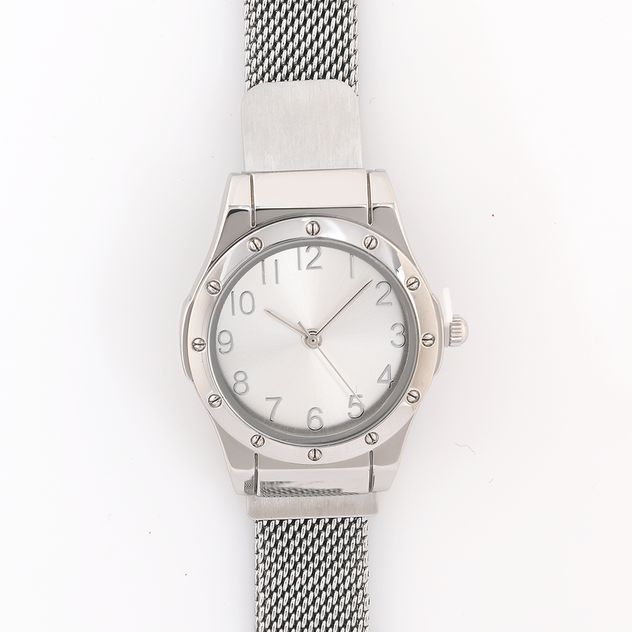 Ceas elegant cu bratara metalica tip mesh si cadran alb clasic