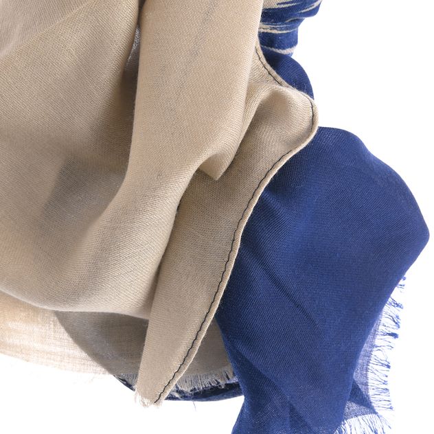 Esarfa in nuante bej si albastre cu accente grafice moderne