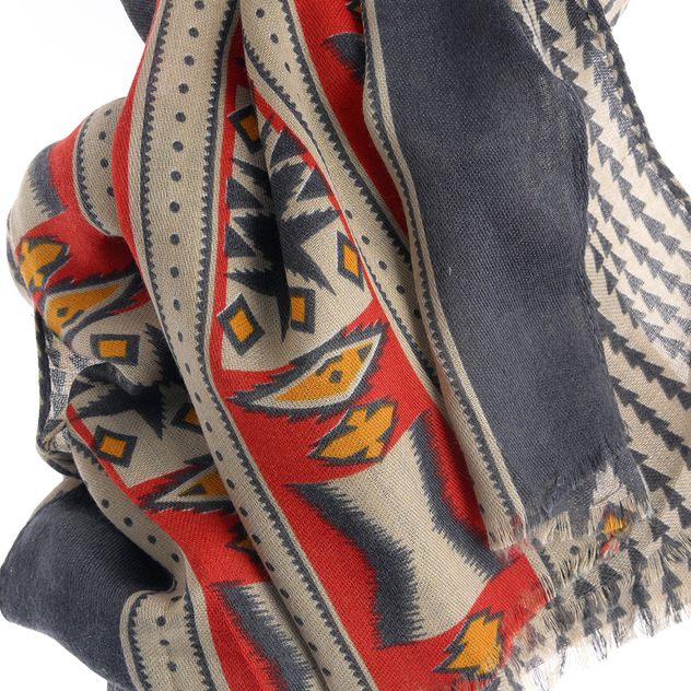 Esarfa cu model tribal si accente rosu-gri