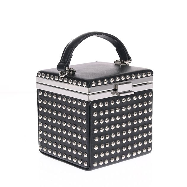 Geanta de seara neagra cu design patrat si accesorii metalice