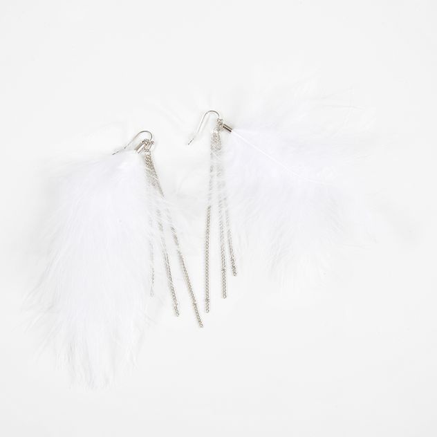 Cercei lungi cu pene albe si lanturi fine