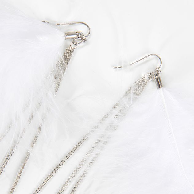 Cercei lungi cu pene albe si lanturi fine