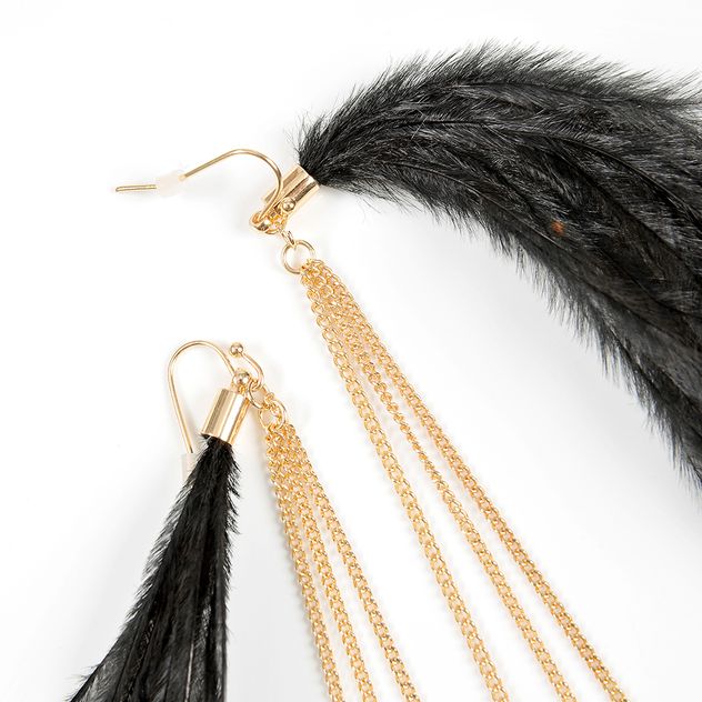 Cercei lungi cu pene negre si lanturi aurii