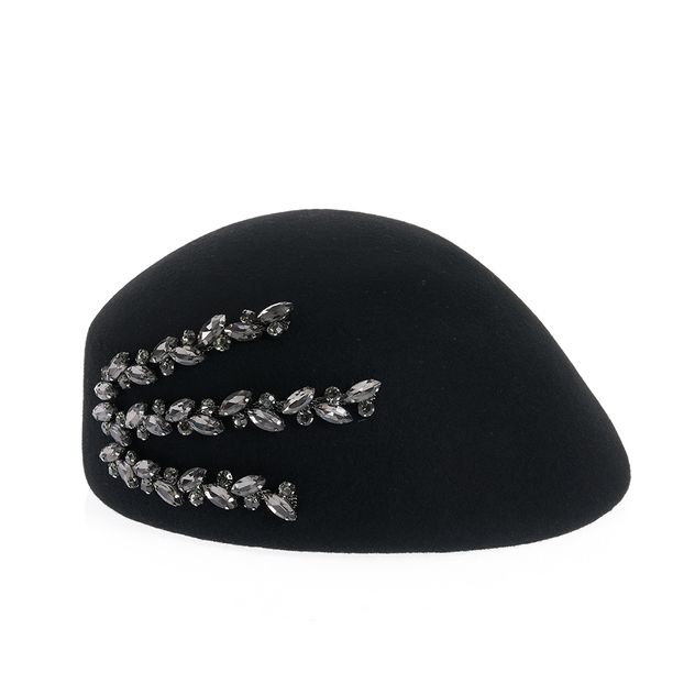 Palarie neagra decorata cu pietre