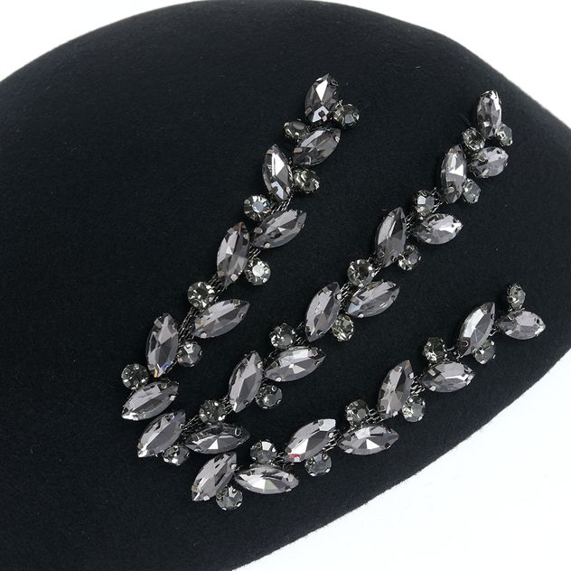 Palarie neagra decorata cu pietre
