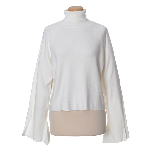 Pulover alb cu guler inalt si maneci evazate