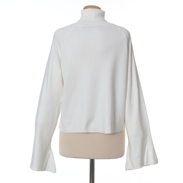 Pulover alb cu guler inalt si maneci evazate