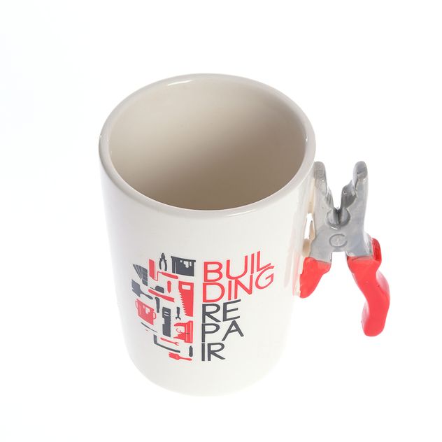 Cana ceramica cu mesaj „Building Repair” si maner in forma de cleste