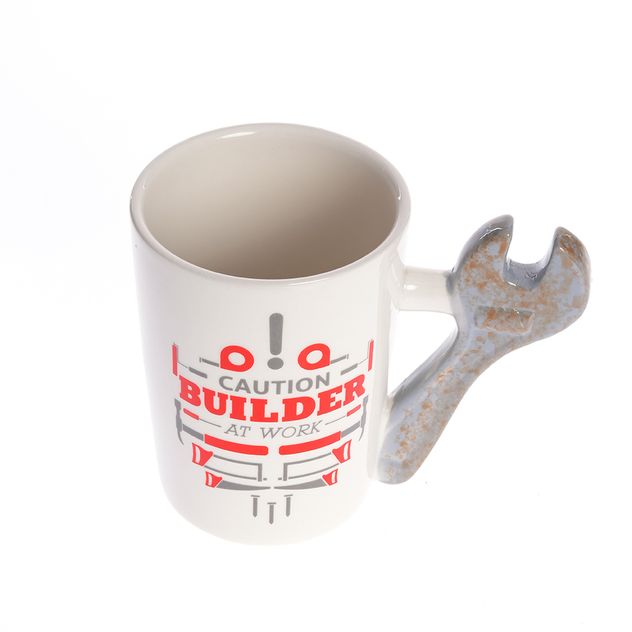 Cana ceramica alba cu mesaj “Builder at Work” si maner in forma de cheie
