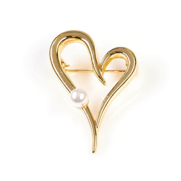 Brosa martisor inima aurie cu perla alba